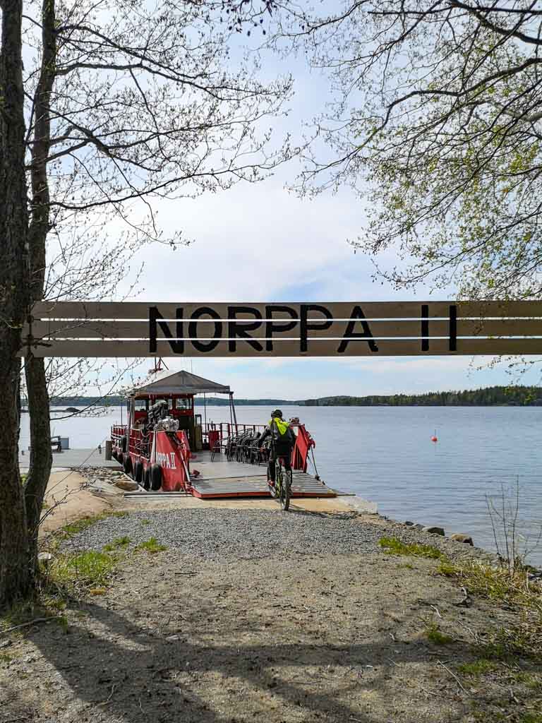 Norppa II -pyörälautta kulkee Lintusalon ja Hurissalon väliä